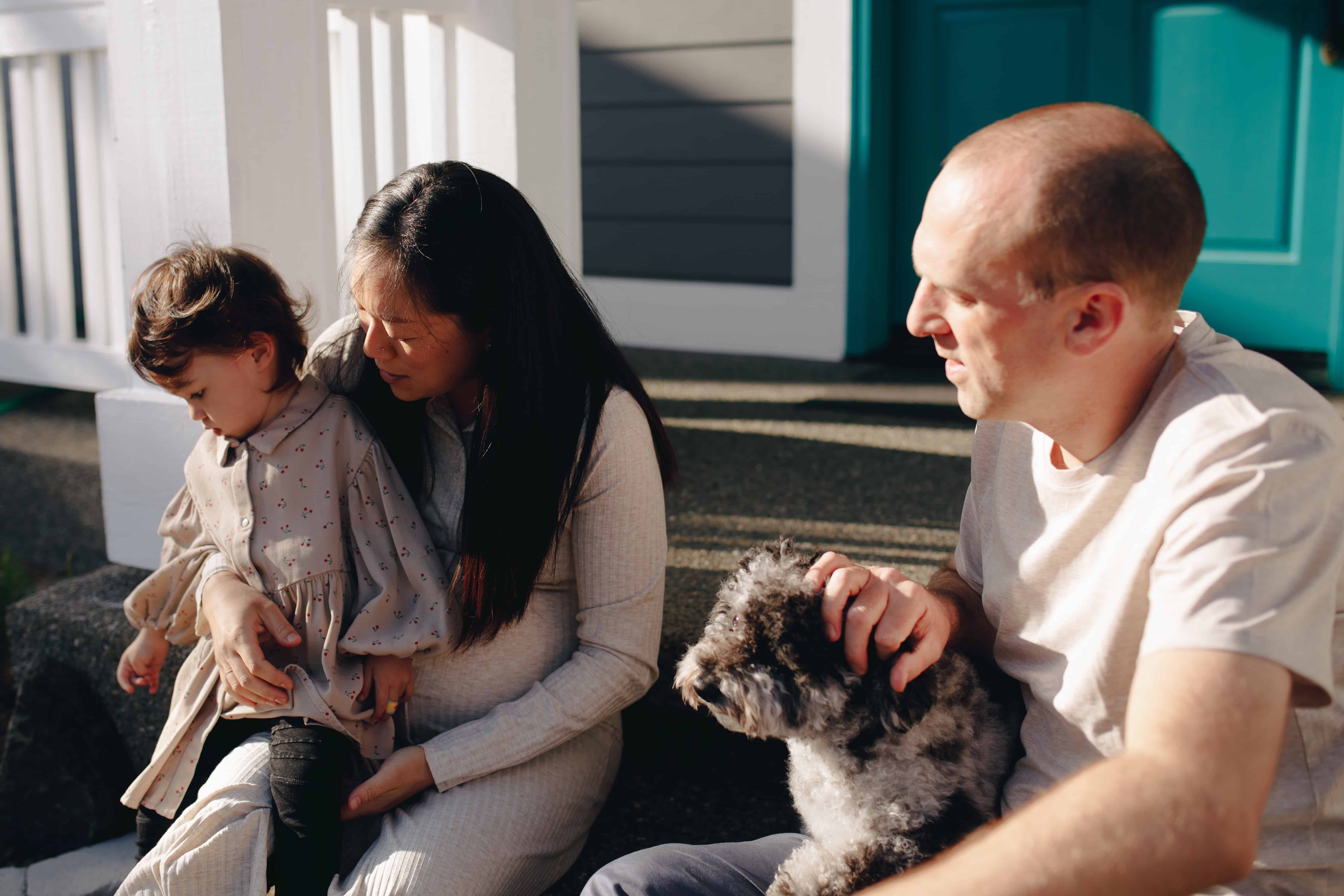 family with dog-djuriverse